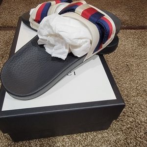 Gucci Pursuit Slides With Bow
